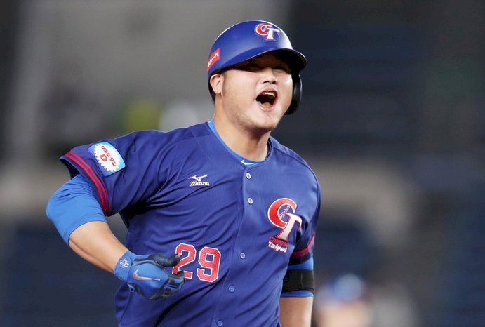 12強複賽 7局上陳俊秀轟出3分砲 台灣6:0領先韓國