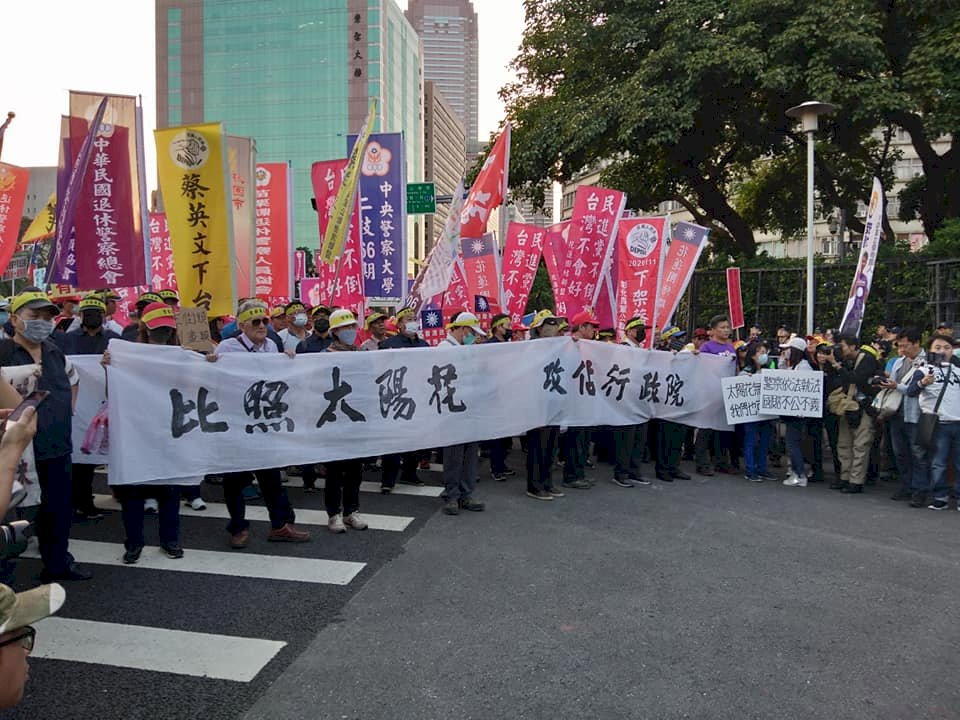 不滿太陽花警察執法判賠 退警政院抗議爆推擠