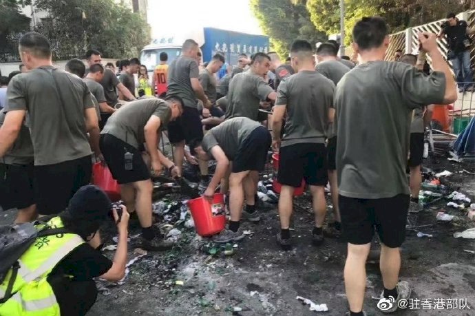 駐港解放軍清理路障 港府：不違法