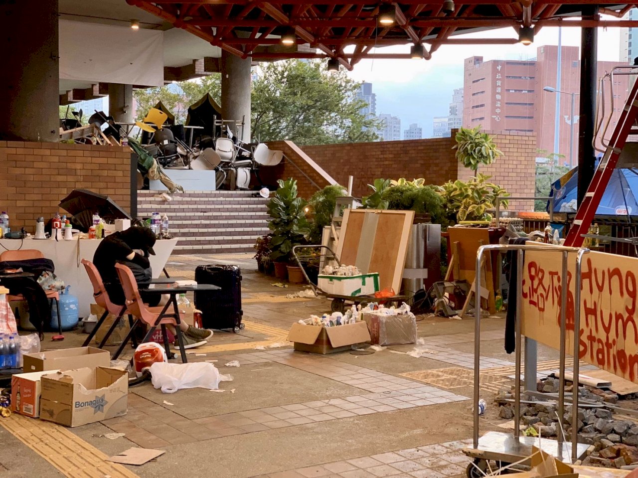 港警圍香港理大進第四天 遭困抗議人士持續堅守
