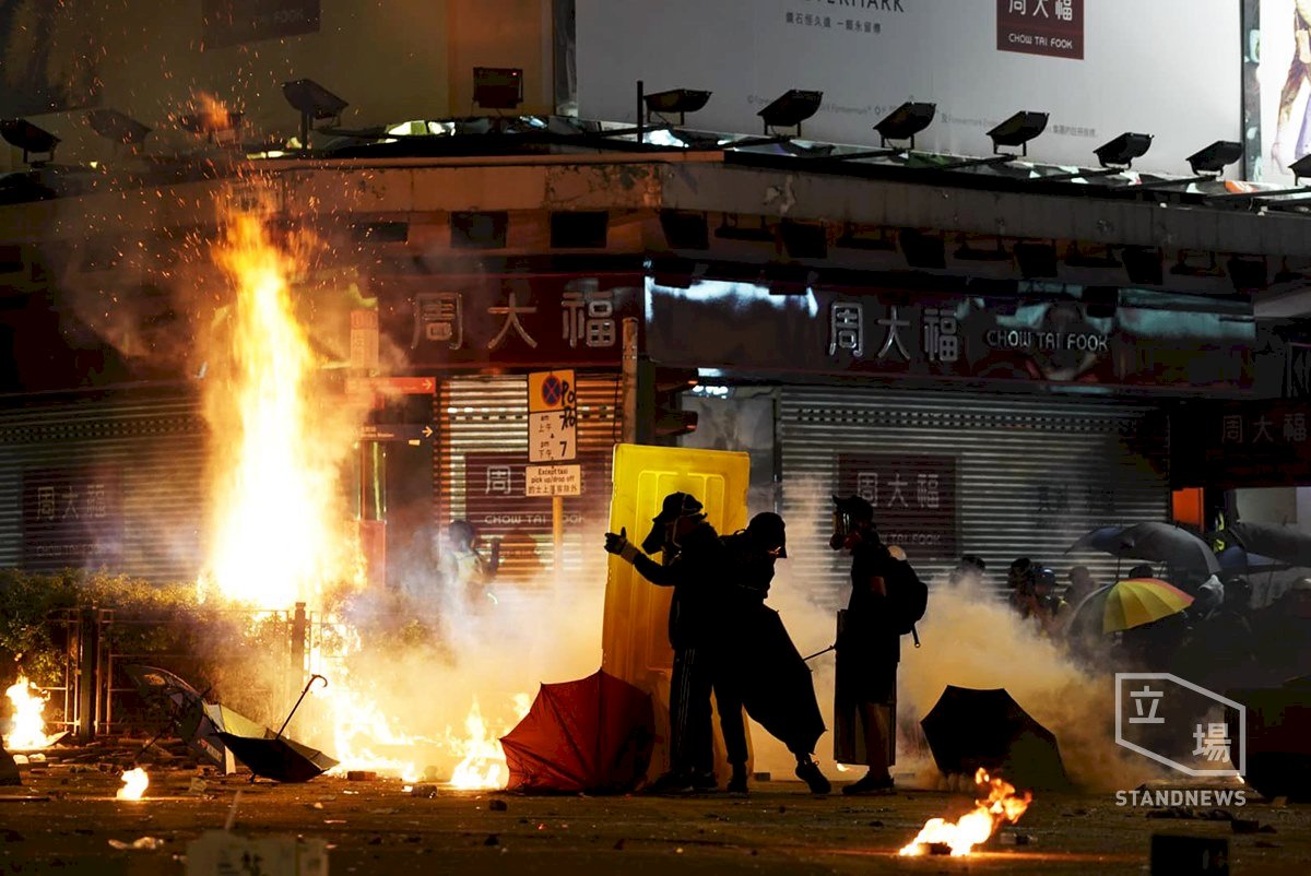港大批黑衣人入夜後續聚集 警放催淚彈