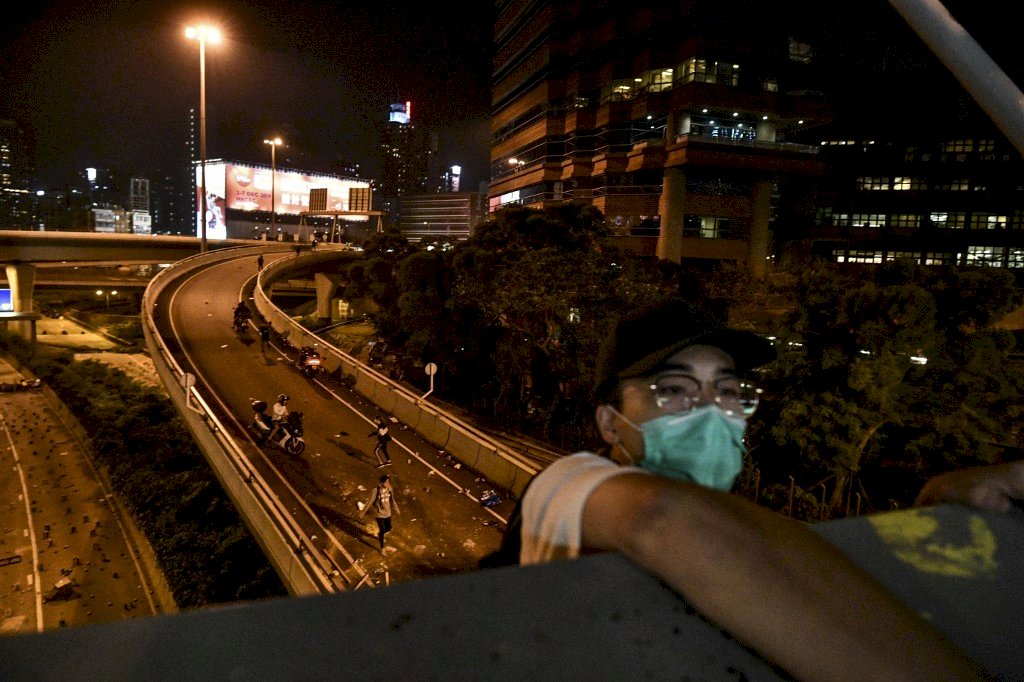 港理大示威者吊繩跳馬路逃離 民眾接應遭警攻擊