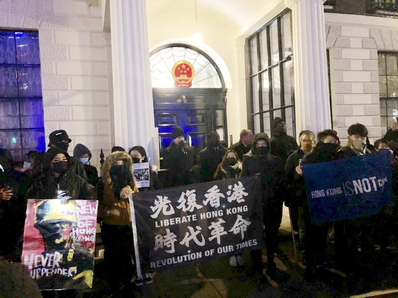 心繫家鄉情勢 倫敦港人聚集中國駐英使館外抗議