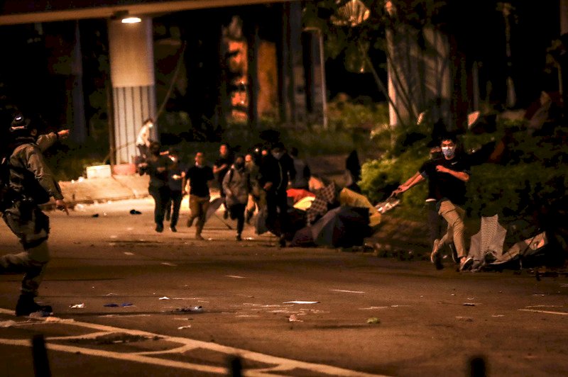 港警逼降900人自首 理大示威者急尋出路