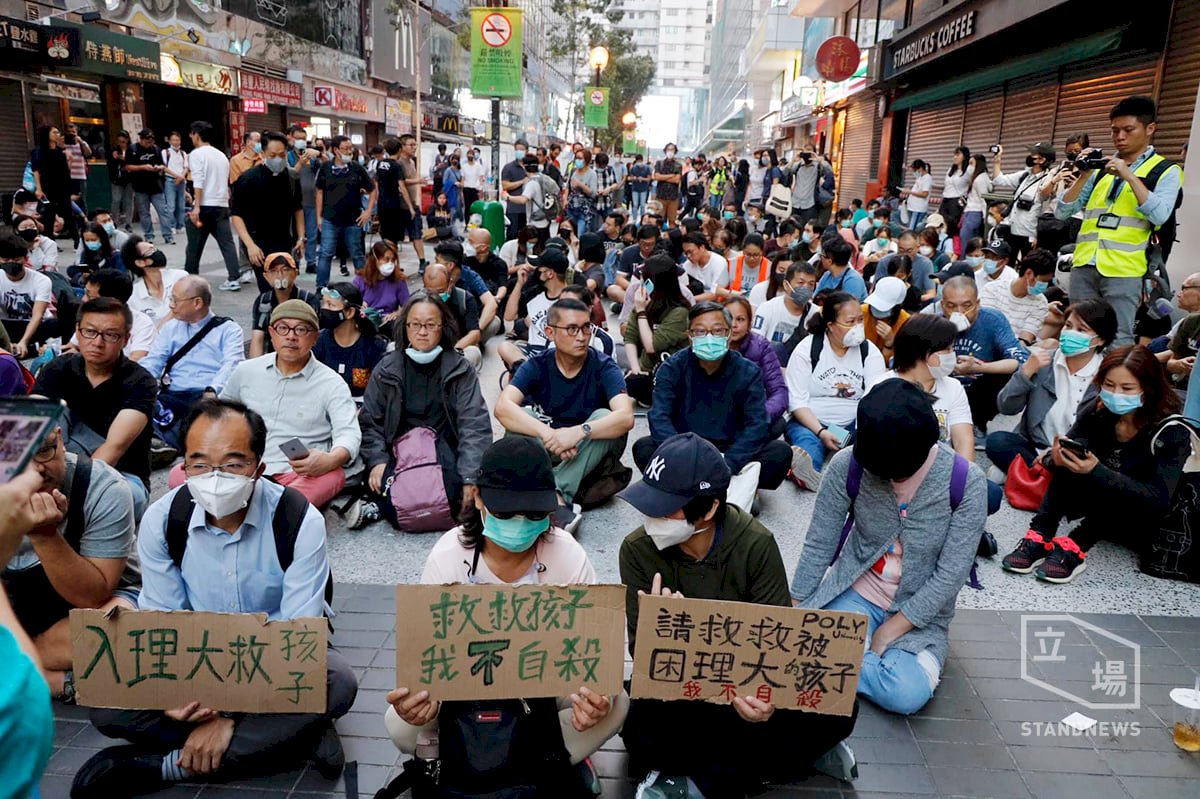 人鏈、垂繩、機車隊！ 理大圍城看見香港人的韌性與人性