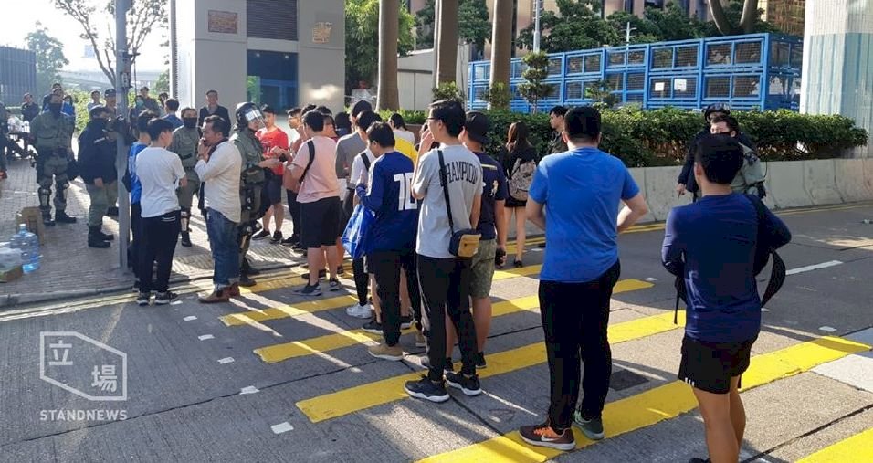 港警圍堵理大逼降 已有600人走出校園