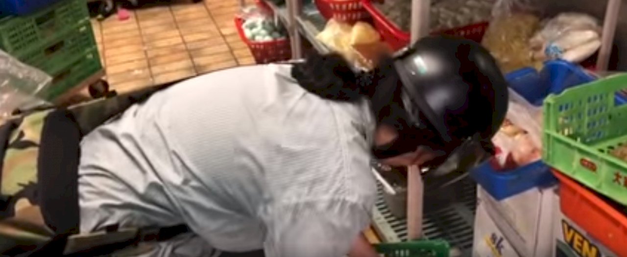 不撤！ 霸氣廚師撐理大食堂