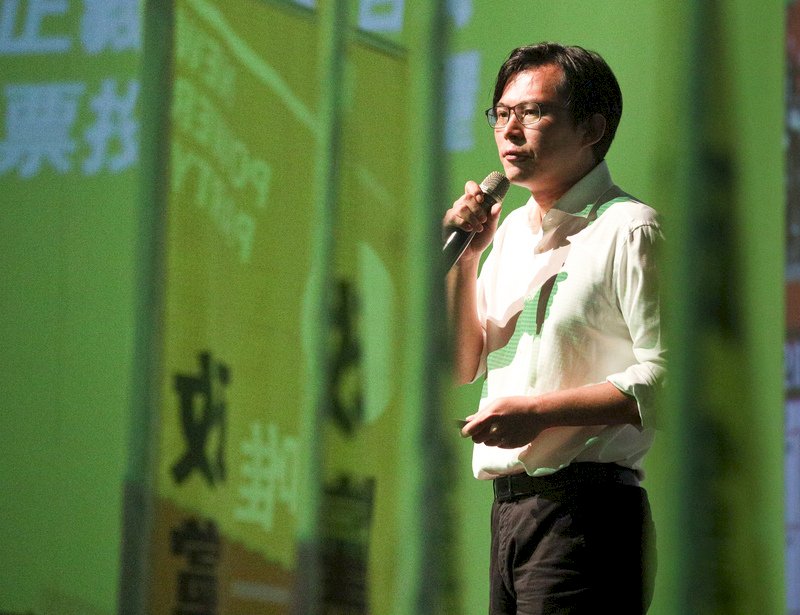 黃國昌披露對話截圖指蔡衍明介入新聞製播  蔡駁是正常聊天