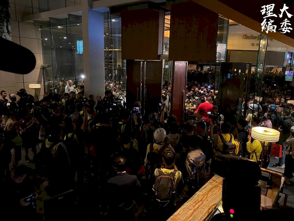 聲援理大  港警婚禮慘遭示威網友包圍