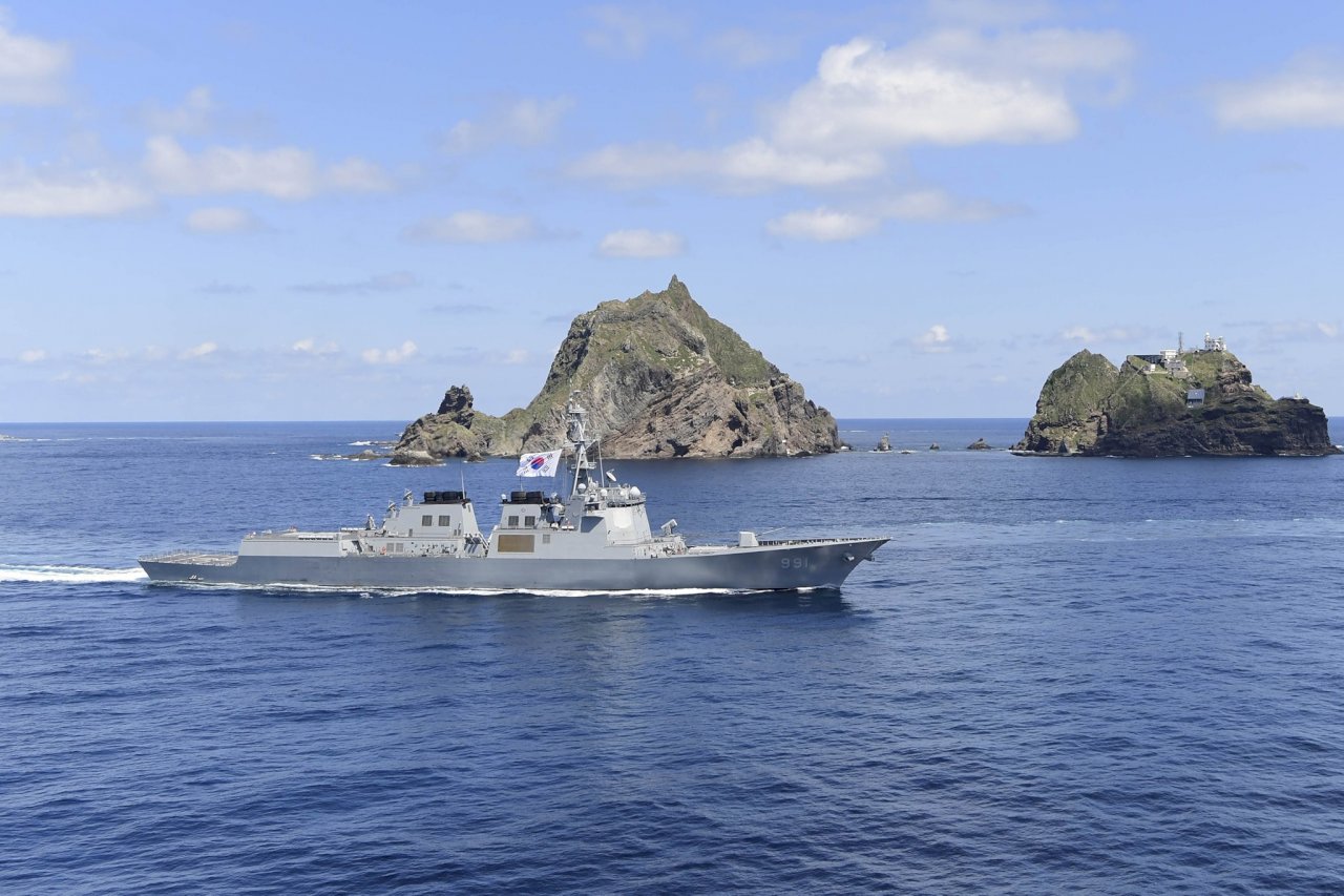 南韓海軍驅離越界南下北韓商船