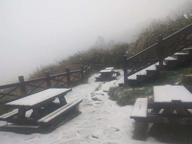 入冬首波降雪  雪山三六九山莊成銀白世界