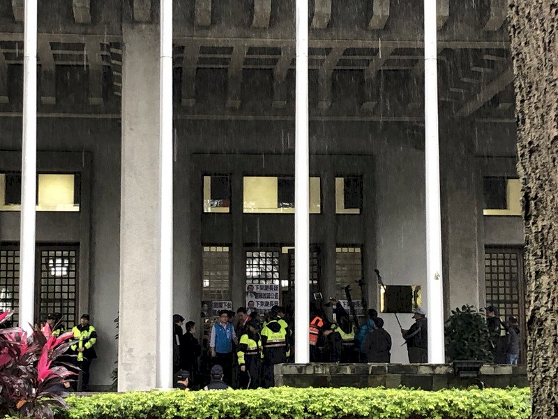 國民黨立委前往抗議  外交部盼回歸理性