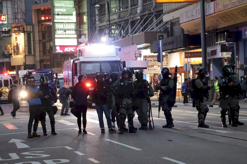 港警與黑衣人對峙 警方一度舉槍及胡椒噴霧