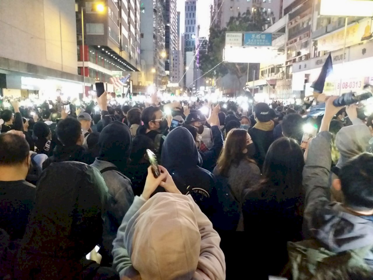 罕見平靜後 港人正等待北京的橄欖枝