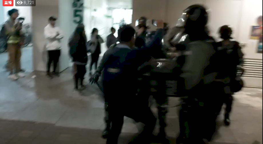 港警與民眾在大埔對罵 警方疑射胡椒球彈