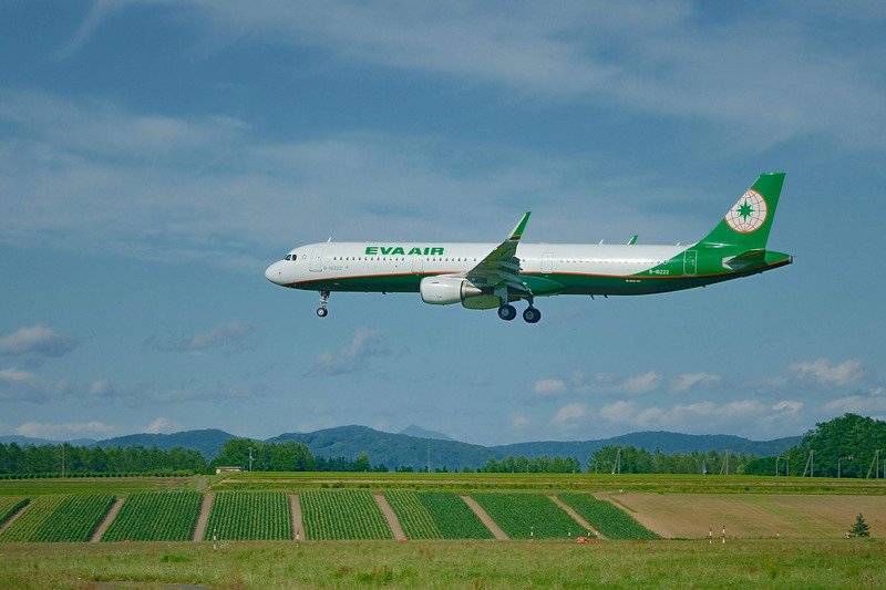 長榮航空： 今起機上旅客全程戴口罩 發燒將拒載
