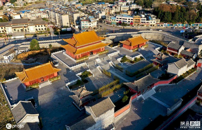 貴州國家級貧困縣 斥資95億蓋山寨紫禁城