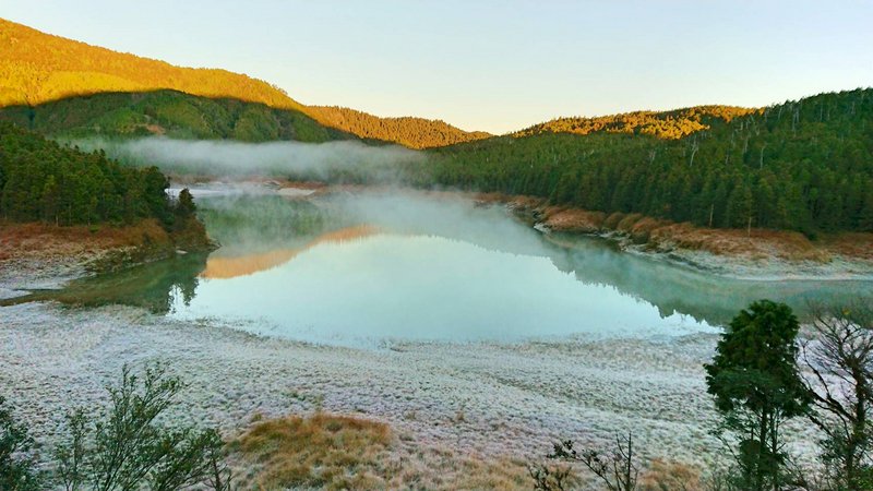 太平山翠峰湖畔結霜 宛如鋪上白地毯