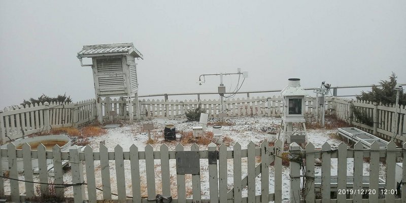 氣溫低水氣足 玉山降今年初雪