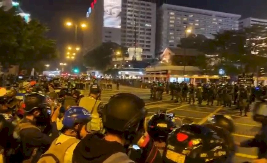 港人耶誕夜示威 港警射催淚彈驅散