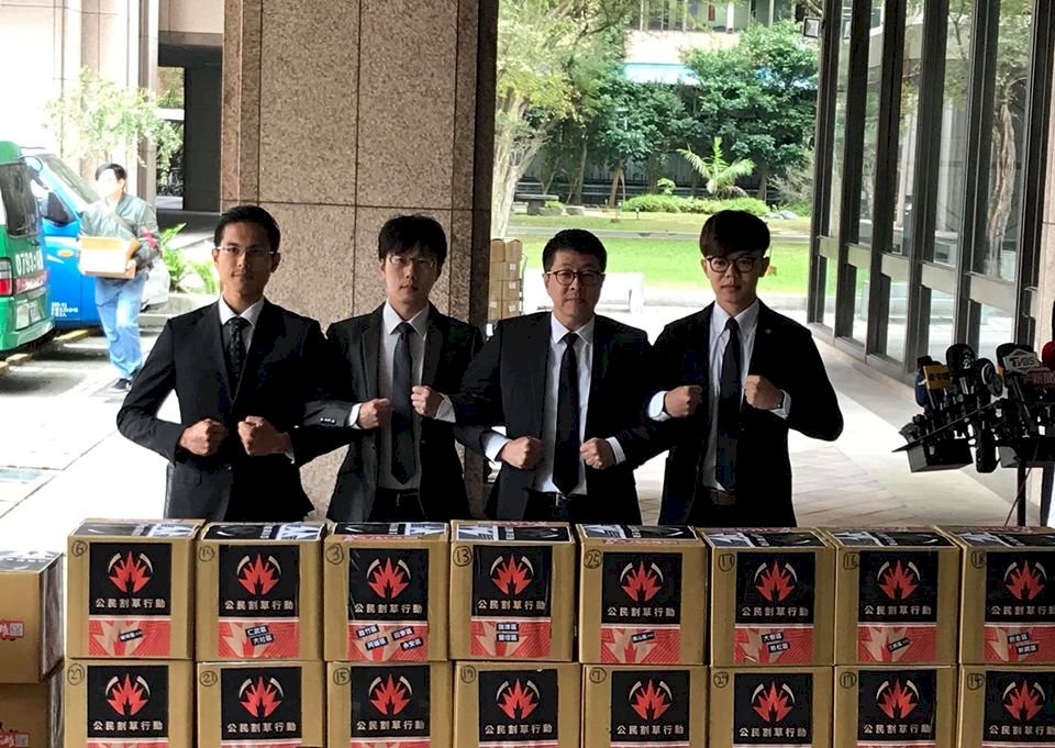 民團提交3萬份提議書 正式啟動罷韓