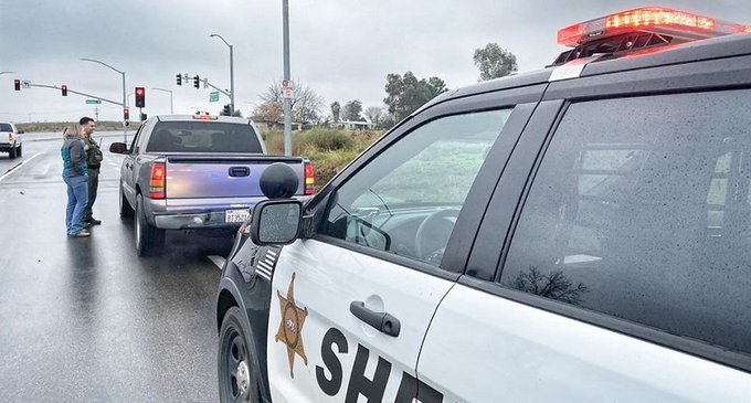 美警察耶誕前夕攔車送錢 駕駛人大吃一驚