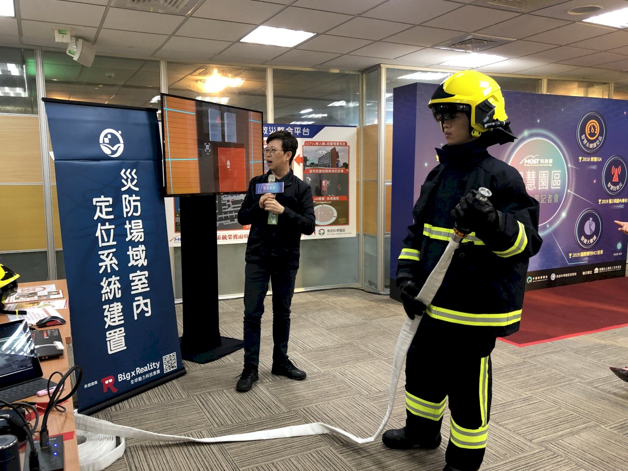 消防員進入火場不再靠運氣 南科智慧防救災系統吸睛