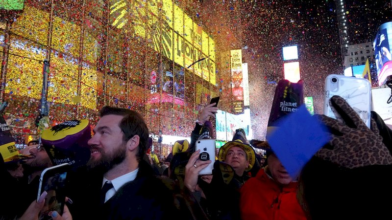 紐約時報廣場跨年 雨神攪局民眾依舊熱情