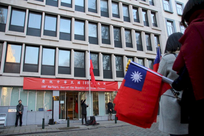 駐歐盟代表處元旦升旗 首度移師駐處公開舉行