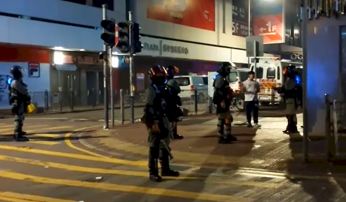 港人跨年夜續上街 呼籲元旦維園遊行見