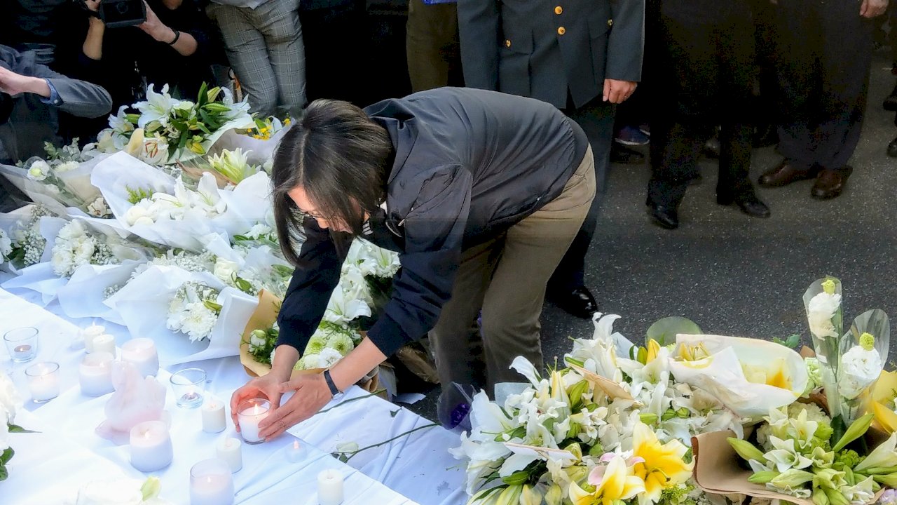 蔡總統再赴台北賓館追思 親手貼上雷達站官兵留言