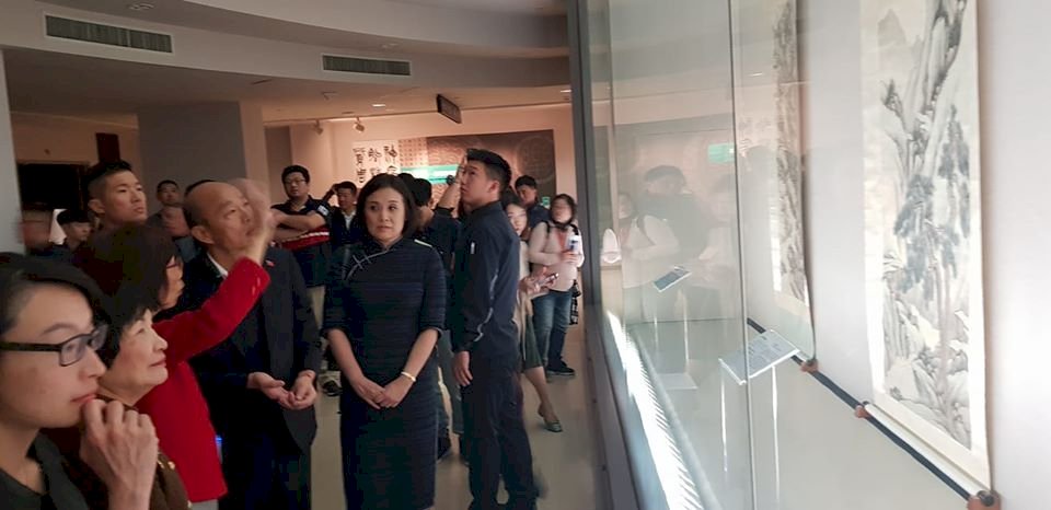 參訪故宮欣賞書畫  韓國瑜問：這是真的嗎？