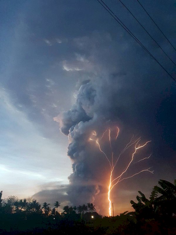 菲律賓火山噴發煙灰 馬尼拉機場暫停航班起降