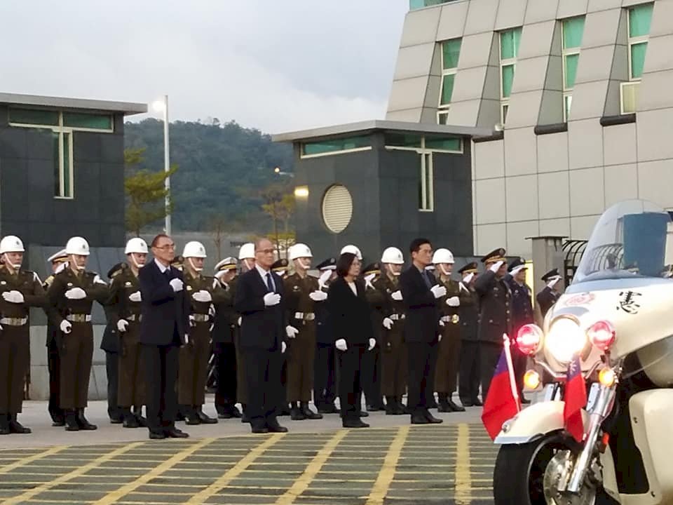 黑鷹將士移柩 蔡總統親臨鞠躬致敬