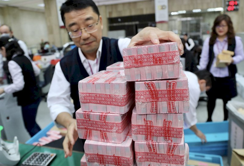 央行備妥5735億新鈔 金鼠年換新鈔今開跑