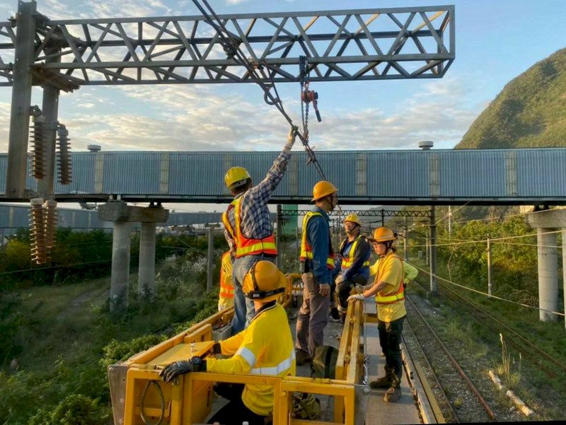 台鐵三義后里電車線清晨修復 影響逾1.6萬人