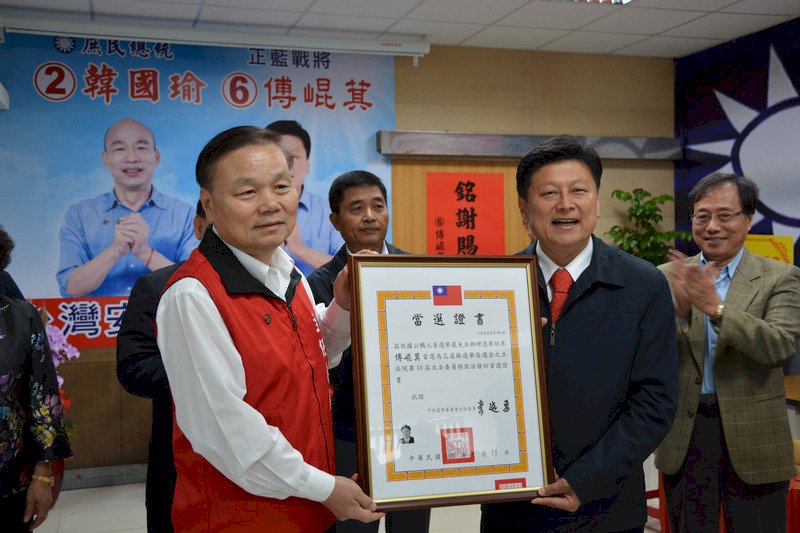 花蓮副縣長顏新章替傅崐萁家族買賣農地 判休職1年