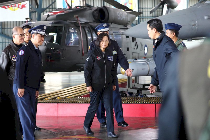 赴空軍第四聯隊慰勉 總統：空軍戰力將更堅強