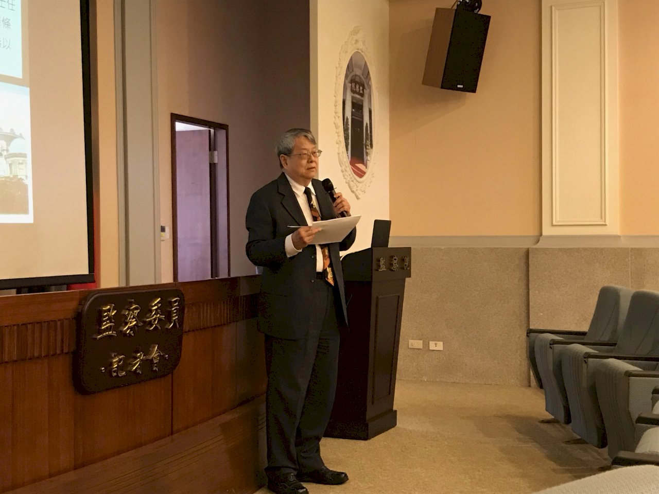 請辭後首露面談心境 陳師孟：年事已高拚不下去