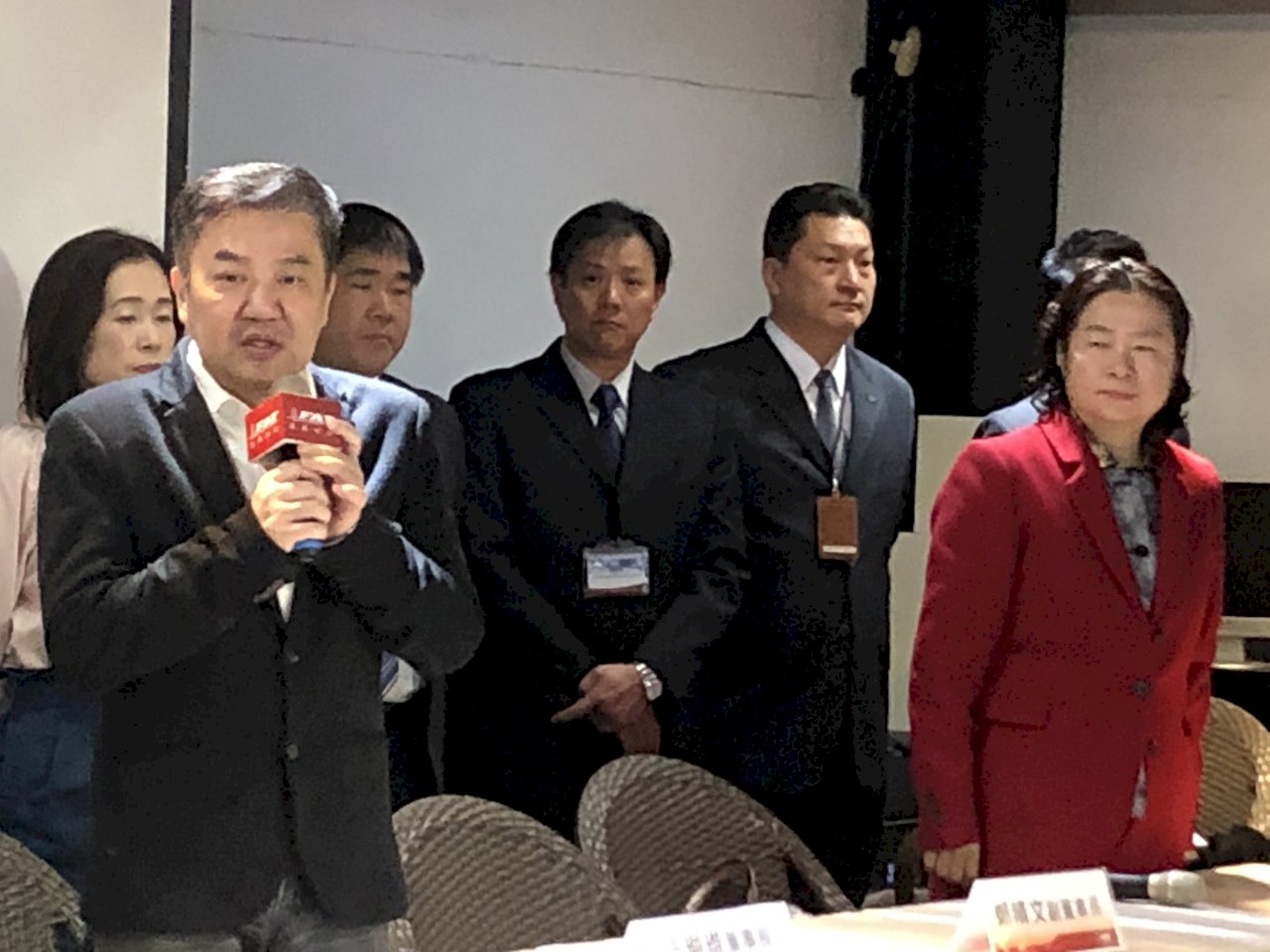 張綱維偕新投資人代表現身 懇求政府先讓遠航復飛