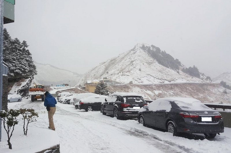 寒流搭配水氣合歡山玉山降雪 湧現追雪民眾