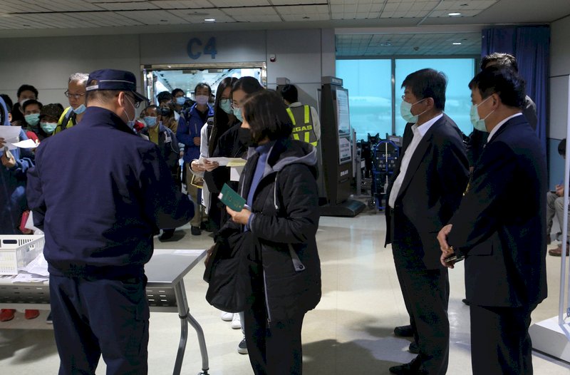 視察桃機防疫 陳時中：旅客不配合將抓起來依法處理