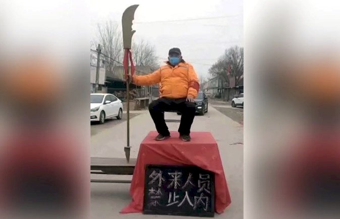 武漢肺炎延燒 中國民眾自製路障防病毒入侵