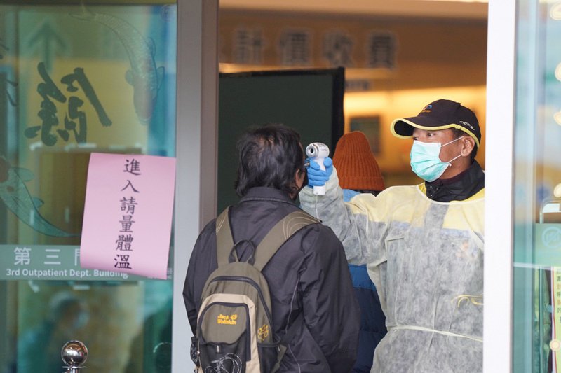 防疫升級 政院17日起進出須量體溫