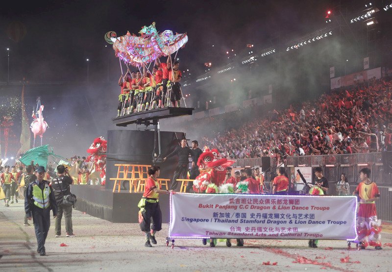 星國妝藝大遊行登場 民眾戴口罩欣賞表演