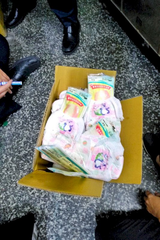 與尿布一起寄送企圖蒙混  海關再查獲5萬多片口罩
