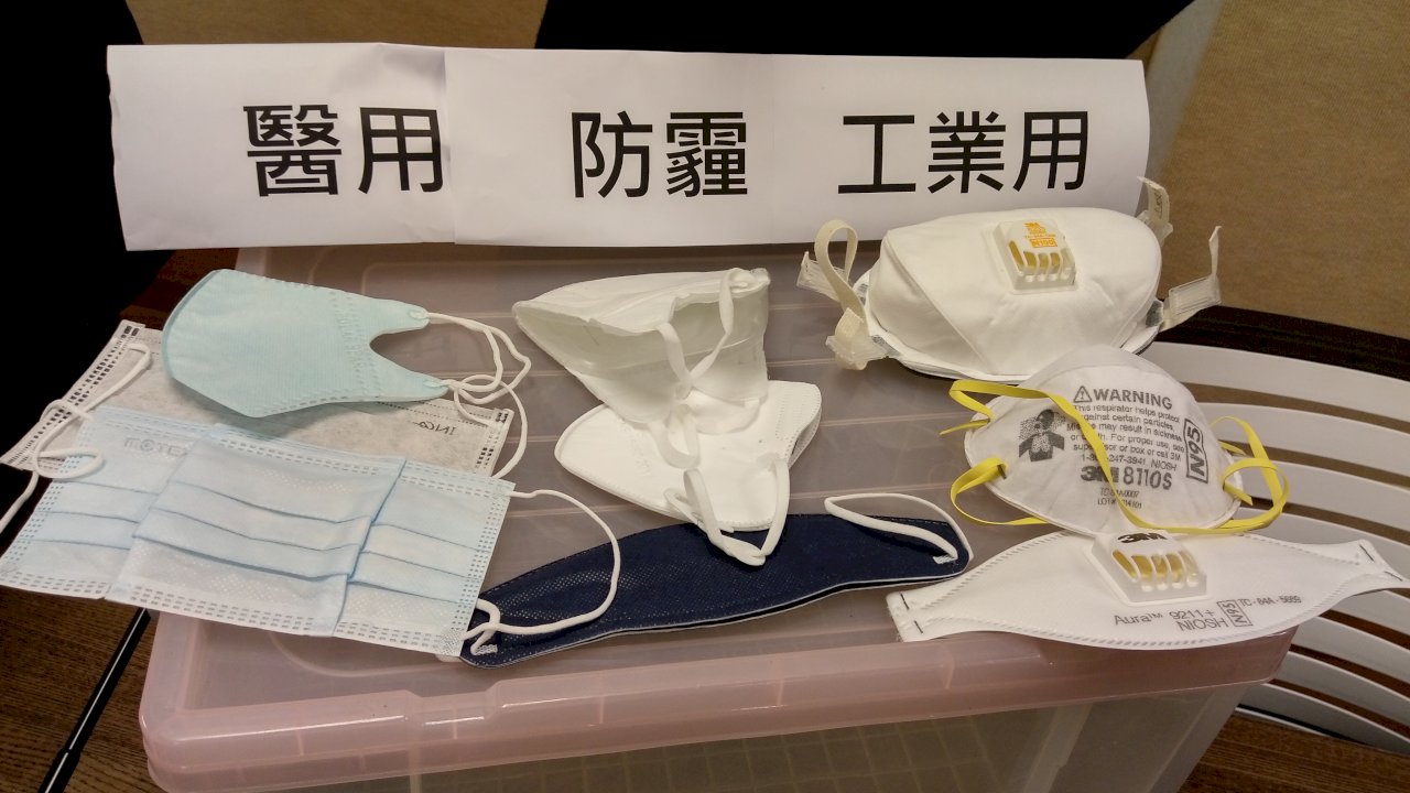 公衛專家：口罩不必常戴頻換 距1.8公尺交談避飛沫傳染