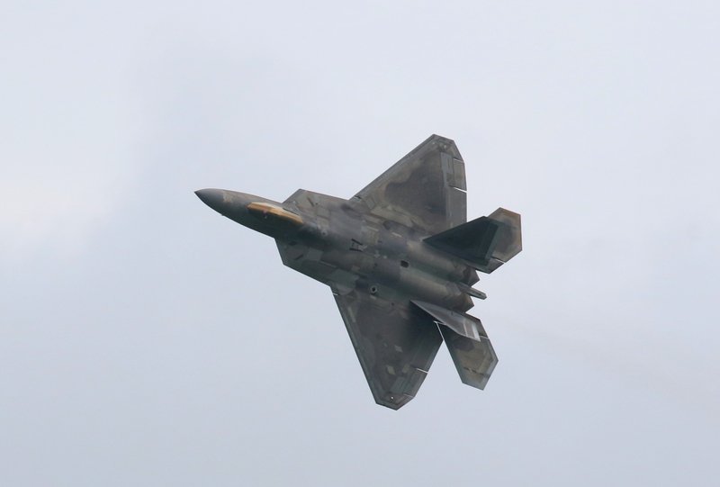美擬改派F-22戰機輪調沖繩  專家憂對中震懾力降