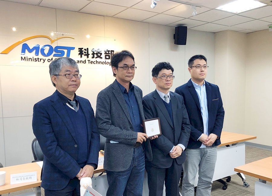 台大跨校研究 找出太陽光產生潔淨氫能的關鍵材料