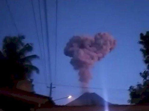 印尼梅拉比火山噴發 岩漿流出火山灰遮天